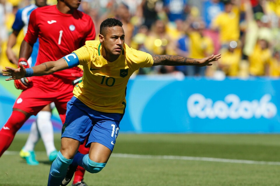 Neymar jubler etter å ha satt inn Brasils første mål i semifinalen onsdag.