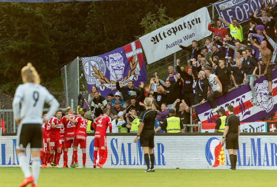 Rosenborgs målscorer Christian Gytkjær (nr. 9) må se de østerrikske supporterne juble over avansementet.