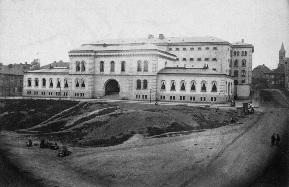 MØLLERGATA 19 CIRKA 1870: Arkitekt Jacob Wilhelm Nordan tegna komplekset som sto ferdig i 1866. I 1877 ble politistasjonen påbygd til tre fulle etasjer med klokketårn. Fengselet ble revet og politistasjonen innlemma i Regjeringskvartalet da Politihuset ble innvia i 1978. MØLLERGATA 19 CIRKA 1870: Arkitekt Jacob Wilhelm Nordan tegna komplekset som sto ferdig i 1866. I 1877 ble politistasjonen påbygd til tre fulle etasjer med klokketårn. Fengselet ble revet og politistasjonen innlemma i Regjeringskvartalet da Politihuset ble innvia i 1978.