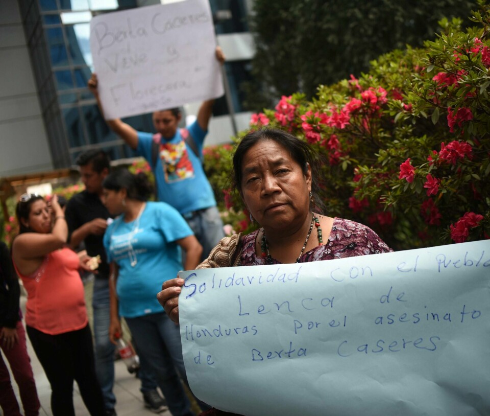 PROTEST: I mars i år ble den kjente miljøaktivisten Berta Caceres drept av ukjente gjerningsmenn i Honduras. Drapet vakte protester, blant annet utenfor den honduranske ambassaden i Guatemala.FOTO: JOHAN ORDONEZ/NTB SCANPIX