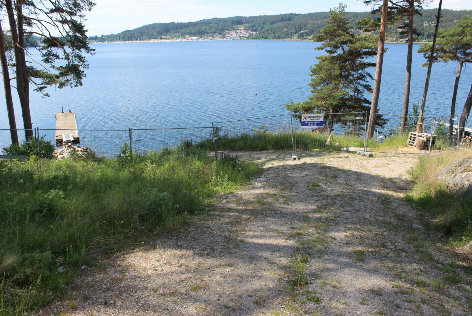 Strandsonen er stengt med anleggsgjerder på grunn av rasfare. Strandsonen er stengt med anleggsgjerder på grunn av rasfare.