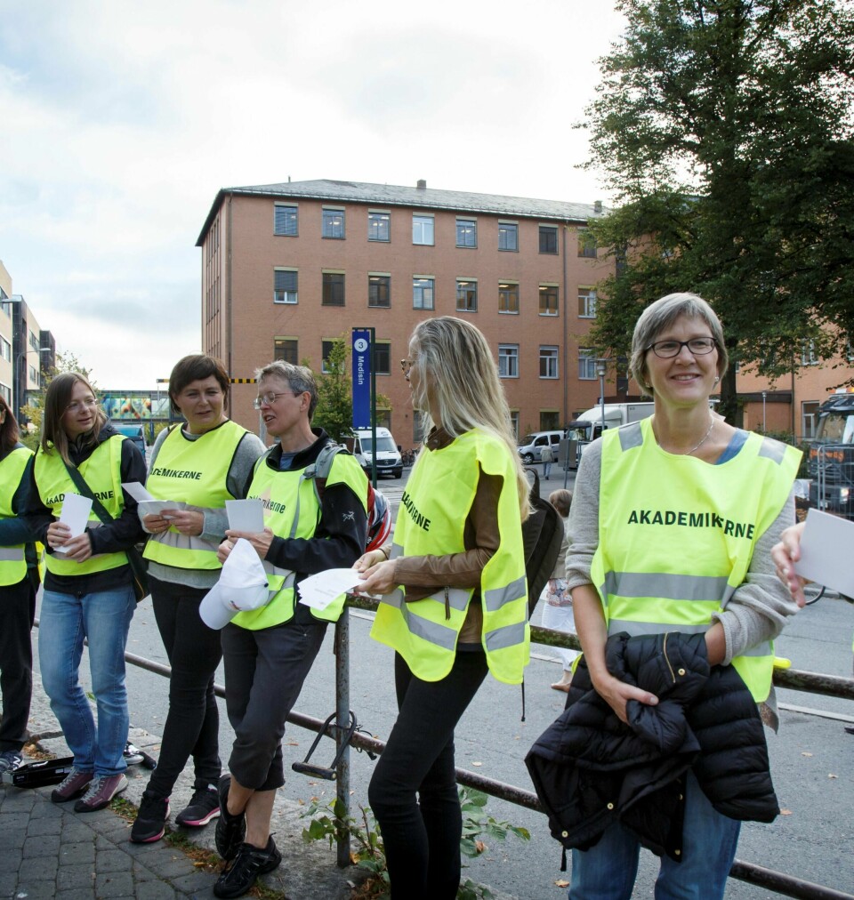PÅ POST: Streikende leger på streikevakt utenfor Ullevål sykehus. FOTO: HEIKO JUNGE/NTB SCANPIX