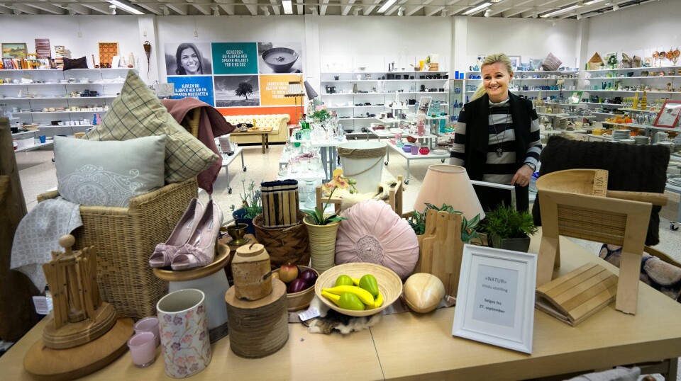 Vindusutstilling til salgs: Jorunn Takla, butikkleder hos Fretex Mariero, har akkurat flyttet en vindusutstilling inn i butikken – klar til å selges til kundene. – Det er ofte kø utenfor når vi gjør slike stunt, sier hun til RA. Foto: Roy Storvik Vindusutstilling til salgs: Jorunn Takla, butikkleder hos Fretex Mariero, har akkurat flyttet en vindusutstilling inn i butikken – klar til å selges til kundene. – Det er ofte kø utenfor når vi gjør slike stunt, sier hun til RA. Foto: Roy Storvik