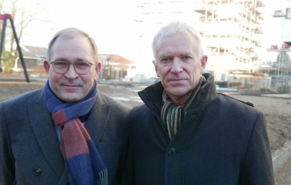 OVERRASKELSE: Leder Trond Marthinsen (t.v.) i lokalpartiet Ny kurs, overrasket med å presentere den profilerte Frp-politikeren Arild Svenson som nytt partimedlem. Svenson får umiddelbart en sentral rolle, som leder for programkomiteen og som nestleder i Ny kurs.