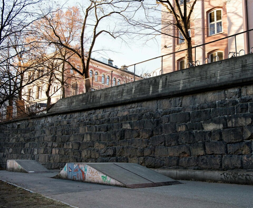 NEDGANG: Bunkeren ligger mellom byggene på bildet, og med nedgang fra skolegården.