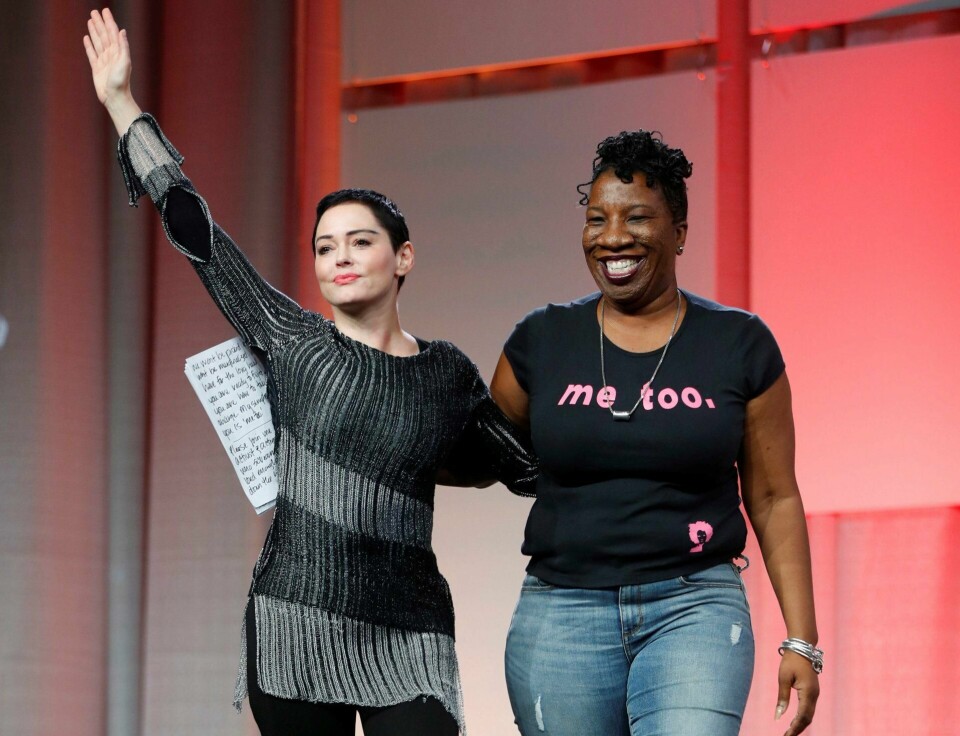 I FRONT: Skuespiller Rose McGowan og Tarana Burke har mye av æren for at #metoo-kampanjen har spredd seg som ild i tørt gress over store deler av verden. FOTO: PAUL SANCYA/NTB SCANPIX