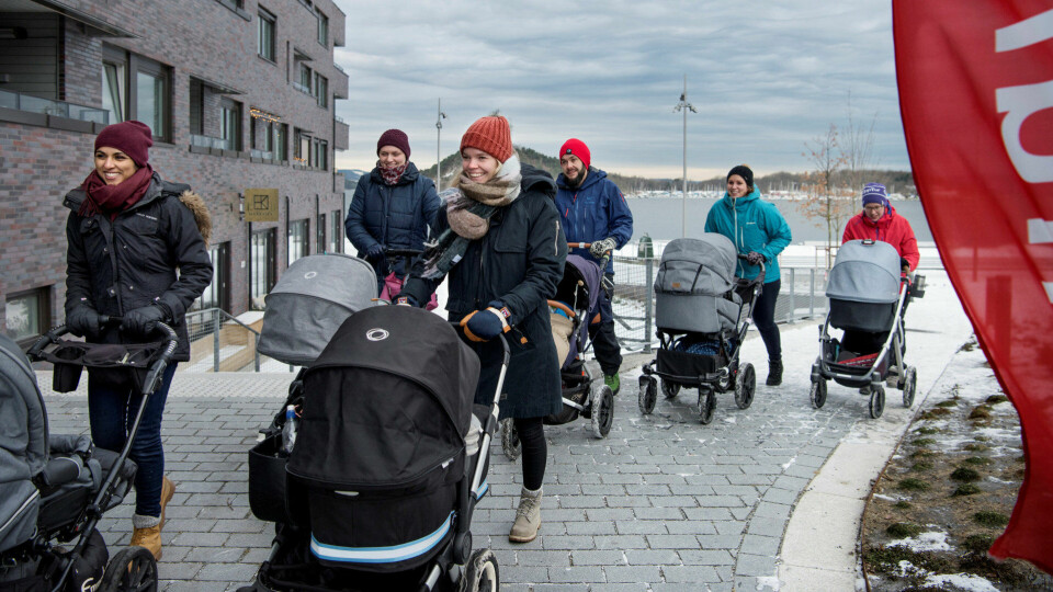 Det blir man glad av, mener Julie Gusdal (foran til høyre) og Lars Erik Haug (rød lue), som var to av mange foreldre som deltok på gratis trilletur med DNT Oslo og omegn onsdag denne uka. Det blir man glad av, mener Julie Gusdal (foran til høyre) og Lars Erik Haug (rød lue), som var to av mange foreldre som deltok på gratis trilletur med DNT Oslo og omegn onsdag denne uka.