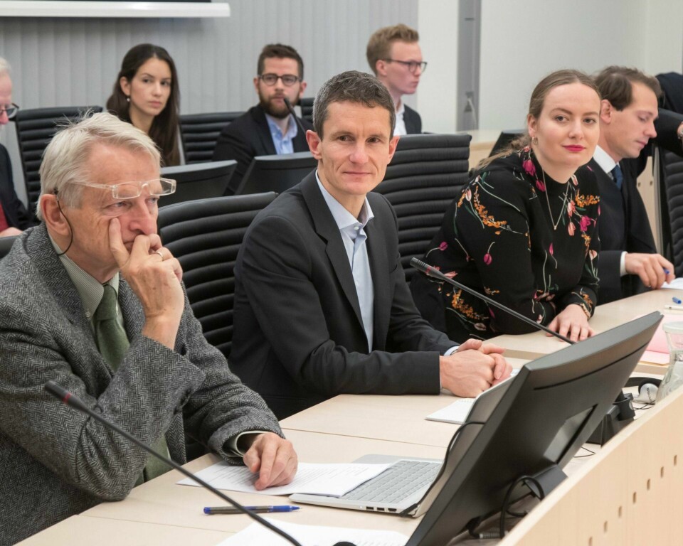 KLIMASØKSMÅL: Advokat Ketil Lund (f.v.), Truls Gulowsen, leder i Greenpeace Norge, Ingrid Skjoldvær, leder i Natur og Ungdom, og advokat Emanuel Feinberg i Oslo tingrett i den historiske klimarettssaken der miljøorganisasjonene og delvis Besteforeldrenes klimaaksjon saksøkte staten for oljeboring i Barentshavet. FOTO: HEIKO JUNGE/NTB SCANPIX