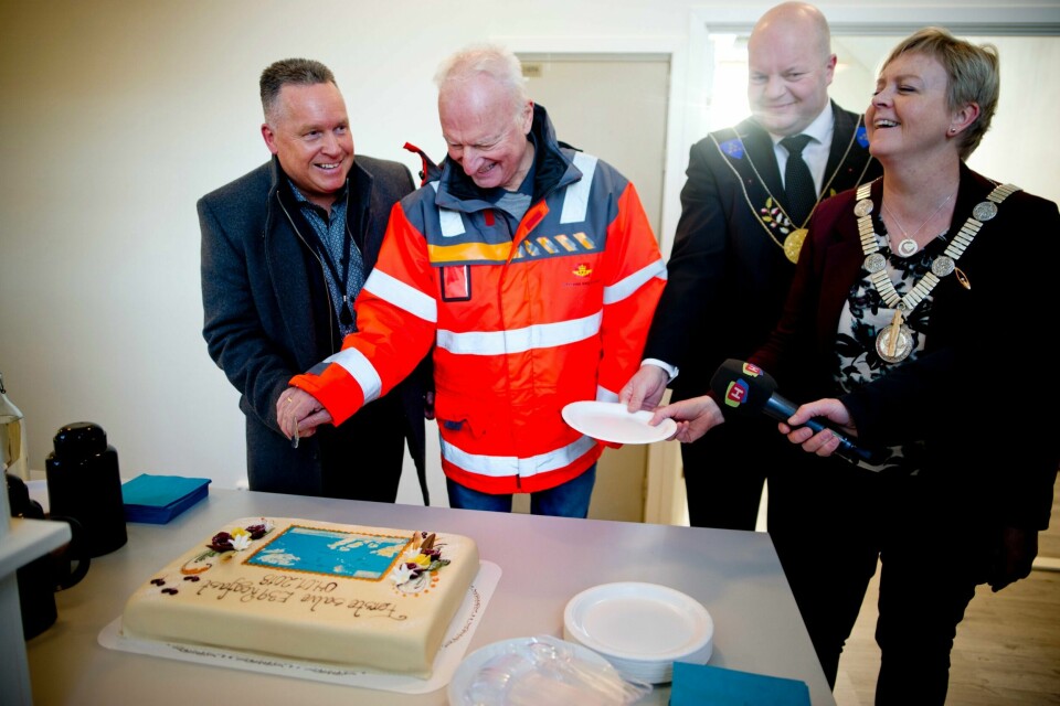 'Alle' ville ha en del av Rogfast-kaken da markeringen av byggeoppstarten av Rogfast fant sted på torsdag.
Statssekretær Knut Morten Johansen (f.v) skjærte opp det første kakestykket. Prosjektleder for Rogfast Tor Geir Espedal, ordfører i Bokn, Tormod Våga (Sp) og fylkesordfører Solveig Ege Tengesdal, fikk smake.