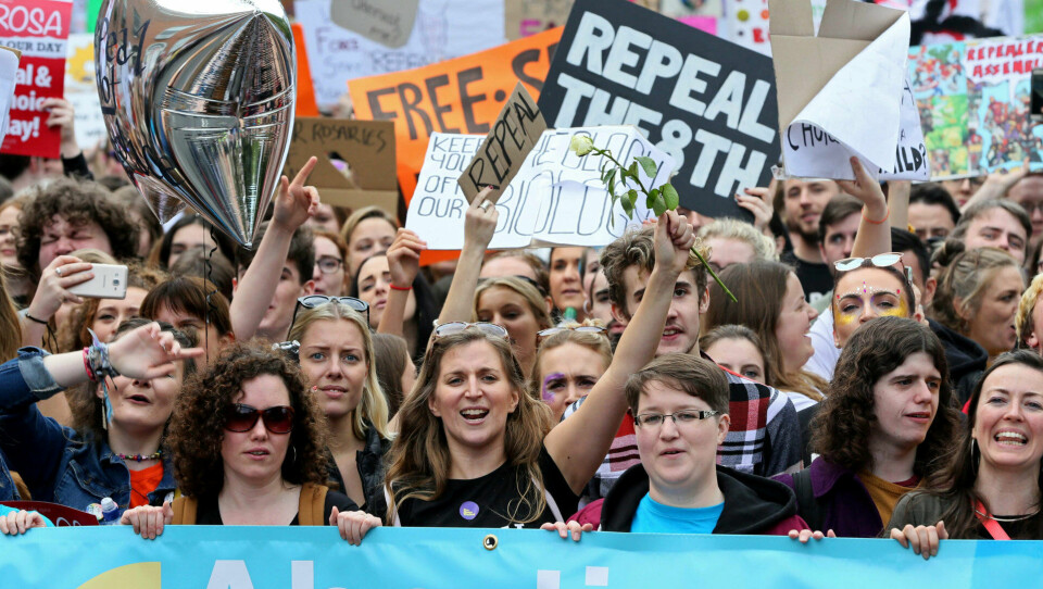 Abortspørsmålet har vært et omstridt spørsmål i flere år i Irland, og i år skal det stemmes over om loven skal reformeres. Her fra en demonstrasjon i september med krav om å gjøre abort lovlig. Abortspørsmålet har vært et omstridt spørsmål i flere år i Irland, og i år skal det stemmes over om loven skal reformeres. Her fra en demonstrasjon i september med krav om å gjøre abort lovlig.