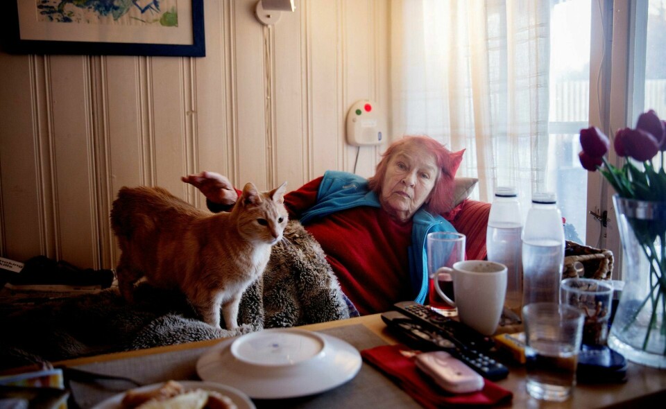 – Det er slitsomt å være gammel, man trenger ikke noe ekstra på toppen, sukker Elly Marie Reide, som har hjemmehjelp tre ganger om dagen. – Har du forresten skrevet at jeg er både sint og vanskelig? Du får lov til det, altså.