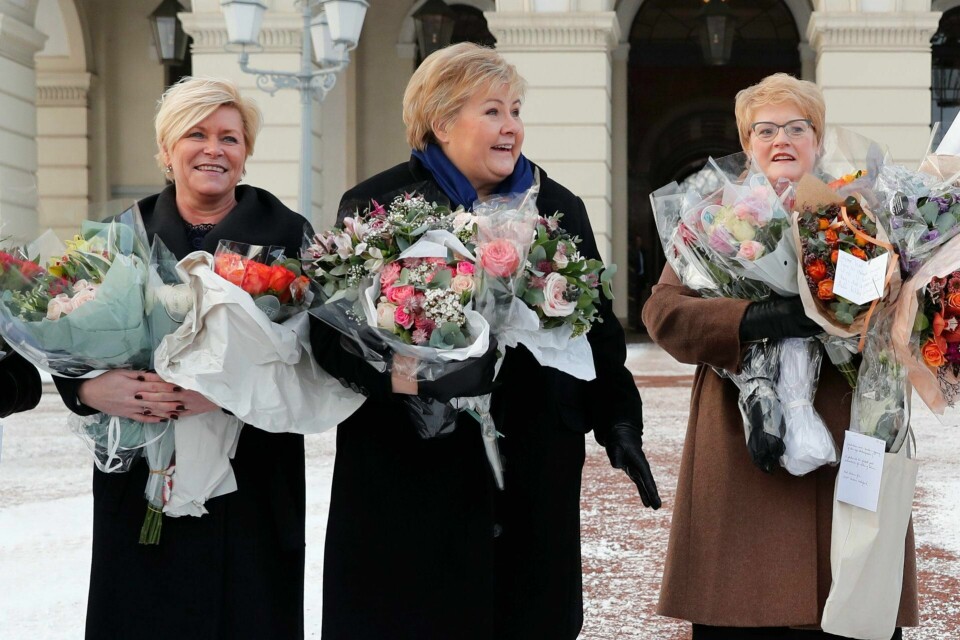 SEX-TRØBBEL: Idyllen forsvant raskt etter onsdagens parademarsj på Slottsplassen for Frp-leder Siv Jensen (t.v.), Høyre-leder Erna Solberg og Venstre-leder Trine Skei Grande. FOTO: CORNELIUS POPPE/NTB SCANPIX