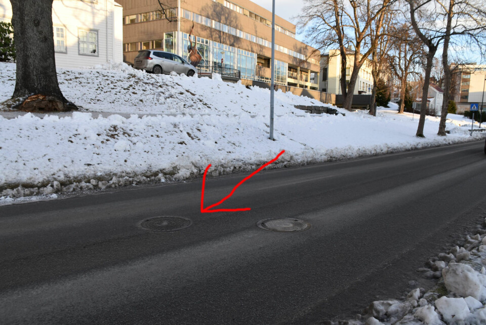 MYSTISK: Her ligger det altså! Et Oslo-kumlokk i rosenes by. MYSTISK: Her ligger det altså! Et Oslo-kumlokk i rosenes by.