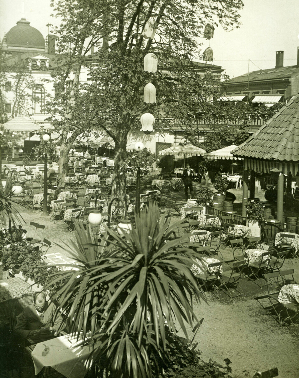 Friluftserveringen til restaurant Den Røde Mølle i Tivoli, ca. 1930. Friluftserveringen til restaurant Den Røde Mølle i Tivoli, ca. 1930.