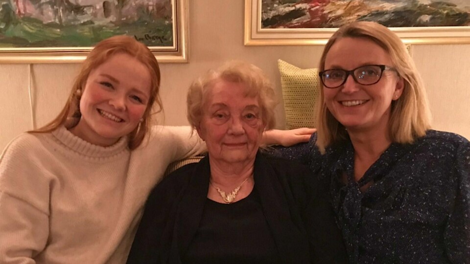 Julia Bruns, Liv Øvestad og Anne Kristin Bruns feirer fødselsdagen til Liv. Foto: Privat