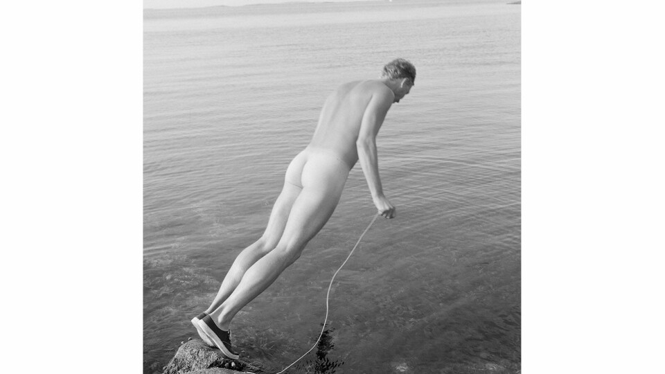 Selvportrettet «Selvskudd» er kanskje Dag Alvengs mest kjente kunstverk. Det er en del av serien «Sommerlys», som han har jobbet med siden 1979. Den er en viktig bestanddel i den flotte, retrospektive utstillingen på Henie Onstad Kunstsenter. Selvportrettet «Selvskudd» er kanskje Dag Alvengs mest kjente kunstverk. Det er en del av serien «Sommerlys», som han har jobbet med siden 1979. Den er en viktig bestanddel i den flotte, retrospektive utstillingen på Henie Onstad Kunstsenter.