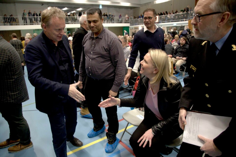 Byrådsleder Raymond Johansen hilser på justisminister Sylvi Listhaug og politimester i Oslo, Hans Sverre Sjøvold (t.h.) før folkemøtet på Holmlia.