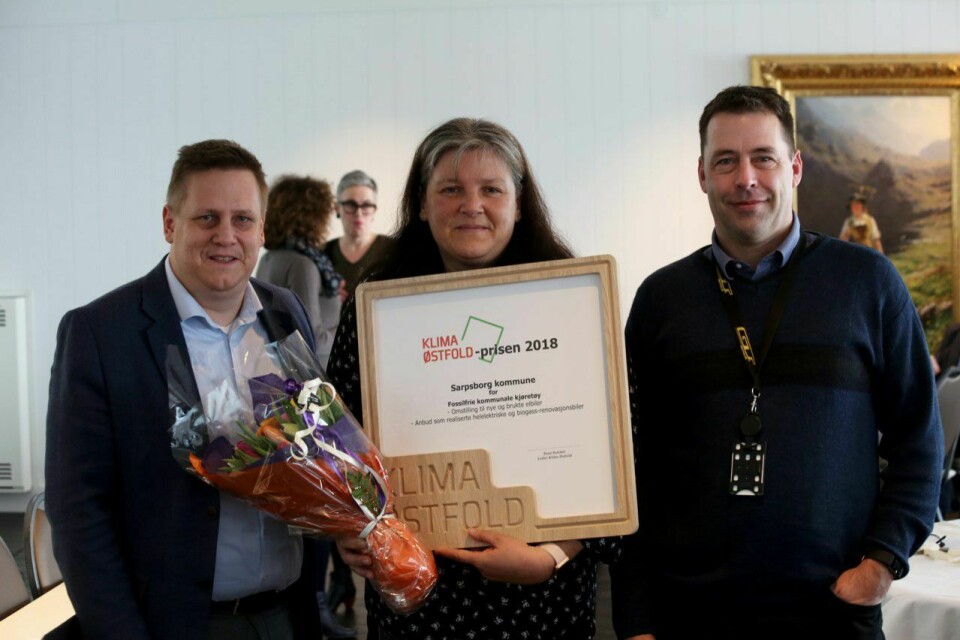 Varaordfører i Sarpsborg, Linda Engsmyr (i midten) mottok prisen sammen med kommunens klimakontakt Sten Erik Knive. Her sammen med Klima Østfold-leder René Rafshol (til venstre).