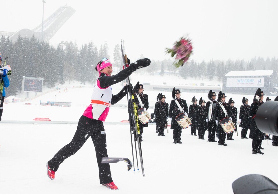 Marit Bjørgen, blomster og garden. Det meste gikk greit i Holmenkollen søndag. Marit Bjørgen, blomster og garden. Det meste gikk greit i Holmenkollen søndag.