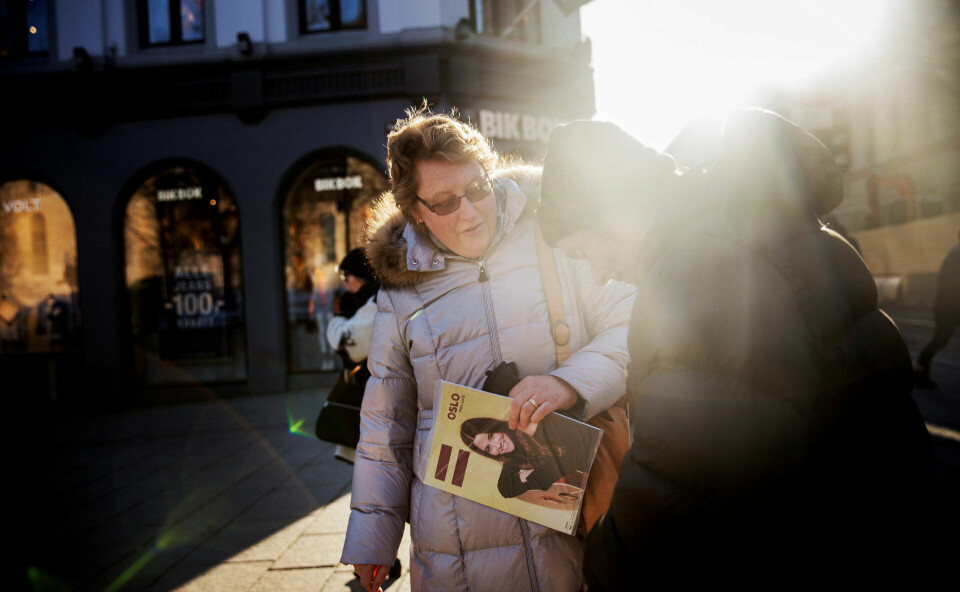 ERLIK OSLO: – Jeg pleier alltid å kjøpe bladet, men i dag trodde jeg ikke jeg skulle se noen selgere, sier Kristin Hatlestad, som er på et ærend i hovedstaden. Men Erlik-selger Patrik har kun ett valg, selge bladet på dagtid og få betalt leia – eller sove utendørs nattetid. ERLIK OSLO: – Jeg pleier alltid å kjøpe bladet, men i dag trodde jeg ikke jeg skulle se noen selgere, sier Kristin Hatlestad, som er på et ærend i hovedstaden. Men Erlik-selger Patrik har kun ett valg, selge bladet på dagtid og få betalt leia – eller sove utendørs nattetid.
