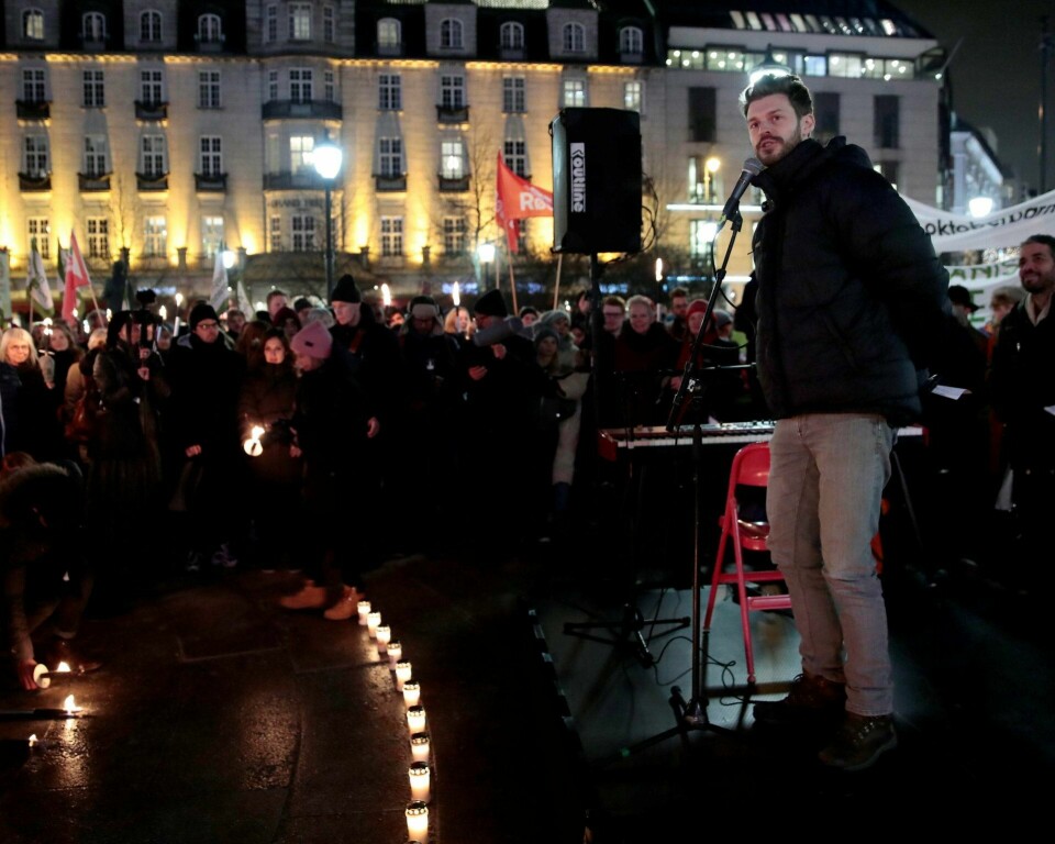 I november i fjor ble det arrangert en stor demonstrasjon til støtte for afghanerne som skulle sendes ut av landet. Rødt-leder Bjørnar Moxnes holdt appell. Flertallet på Stortinget ble til slutt enige om å gi «oktoberbarna» en ny sjanse til å få prøvet sin sak.