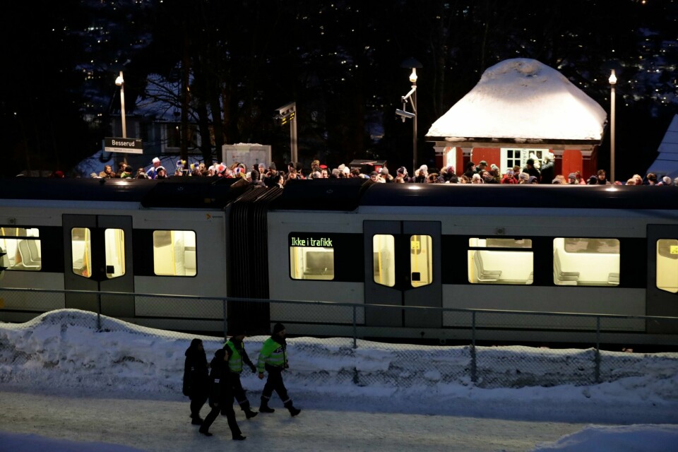 Da t-banen måtte stoppes ble det kaos i Holmenkollen.