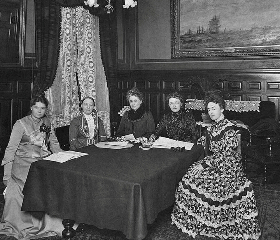 Fra stiftelsen av Norske kvinners nasjonalråd i 1904. Fra høyre: Katti Anker Møller, Betzy Kjelsberg, Gina Krog, Fredrikke Marie Qvam og Karen Grude Koht. Møller skulle seinere møte motstand fra nasjonalrådet når det gjaldt abortspørsmålet. Fra stiftelsen av Norske kvinners nasjonalråd i 1904. Fra høyre: Katti Anker Møller, Betzy Kjelsberg, Gina Krog, Fredrikke Marie Qvam og Karen Grude Koht. Møller skulle seinere møte motstand fra nasjonalrådet når det gjaldt abortspørsmålet.