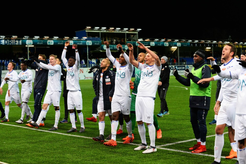 VIF-spillerne takker de tilreisende supporterne i Kristiansund. VIF-spillerne takker de tilreisende supporterne i Kristiansund.