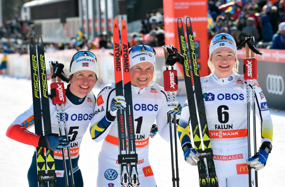 Vinneren Hanna Falk (i midten), sammen med Jonna Sundling og Marit Bjørgen etter fredagens sprint i F alun./