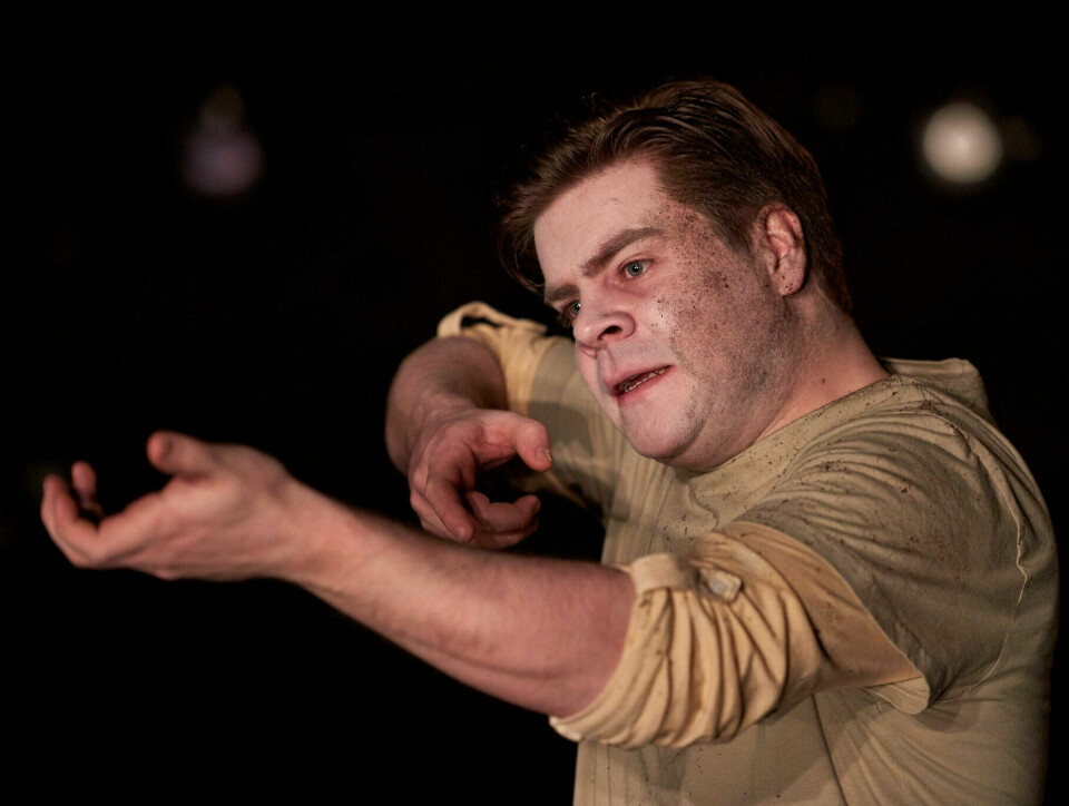 John Emil Jørgensrud spiller bondegutten Tarjei i stykket med samme navn. Han verver seg til Afghanistan, men vender hjem i en kiste. ALLE FOTO: ØYVIND EIDE/NATIONALTHEATRET John Emil Jørgensrud spiller bondegutten Tarjei i stykket med samme navn. Han verver seg til Afghanistan, men vender hjem i en kiste. ALLE FOTO: ØYVIND EIDE/NATIONALTHEATRET