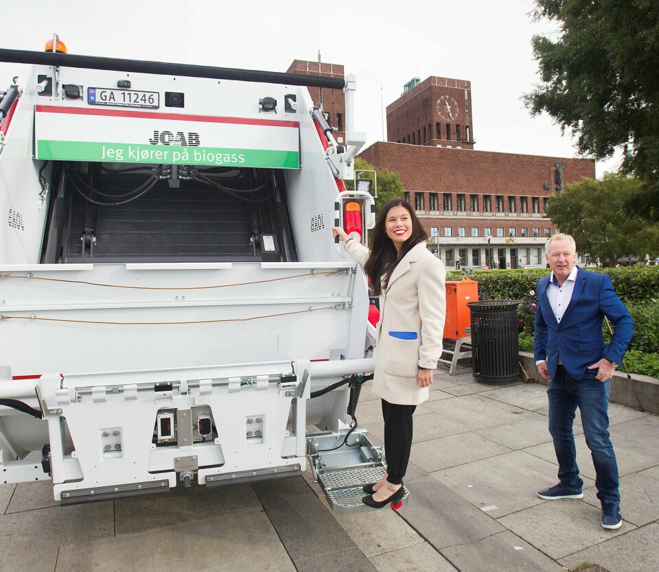 RENOVASJON: Direktør for Veireno Jonny Enger sammen med byråd for miljø- og samferdsel Lan Marie Nguyen Berg (MDG), da de nye renovasjonsbilene ble presentert.