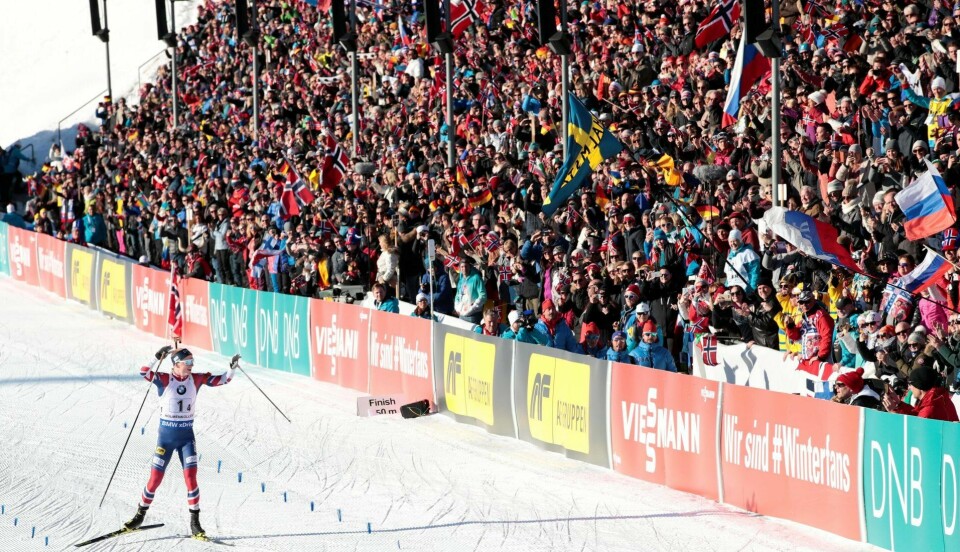 fest: Johannes Thingnes Bø takker publikum på stafetten i Kollen søndag. FOTO: HÅKON MOSVOLD LARSEN/NTB SCANPIX
