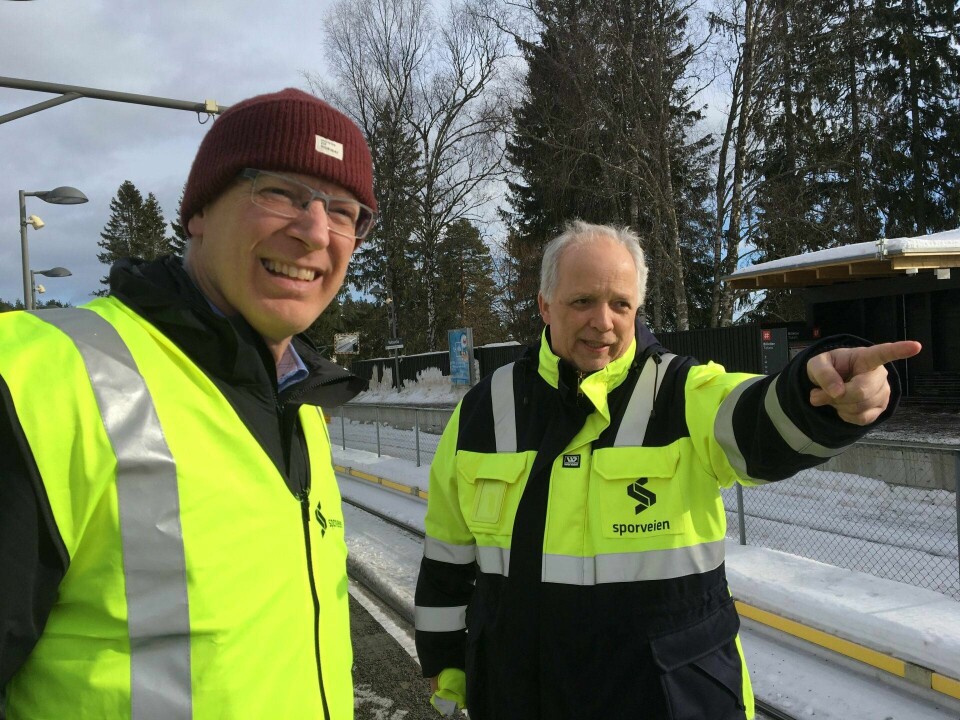 Jan Rustad og Erik Sletten fra Oslo Sporveier sjekker støy på den råeste svingen i Oslos T-banenettverk: Voksenlia.
