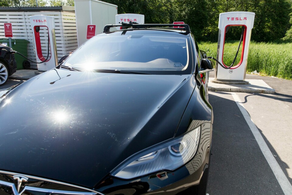 En Tesla Model S står til lading på Solli i Østfold.