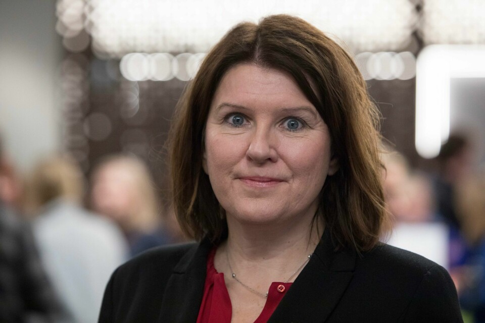 Hvis alle skal klare å stå lenger i jobb, må ansatte ha reelle muligheter til å etter- og videreutdanne seg. I dag er det for mange hindringer, sier Akademikerne-leder Kari Sollien.