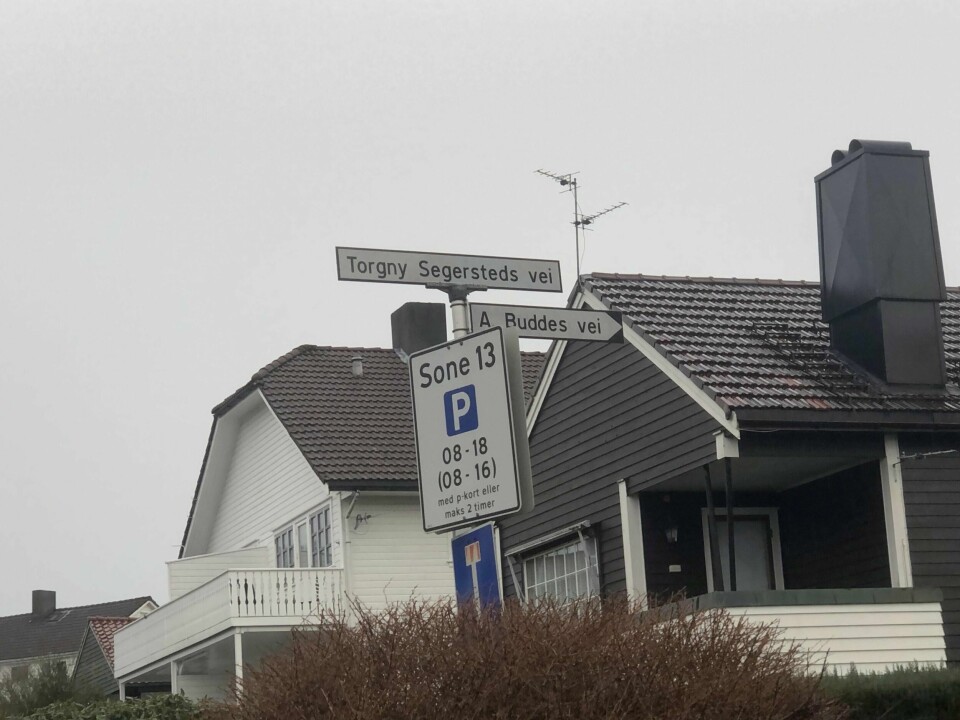 Jan Adolph Buddes innsats for jordbruket på Jæren ble belønnet med denne gatestubben på Våland, like ved Stavanger universitetssjukehus.