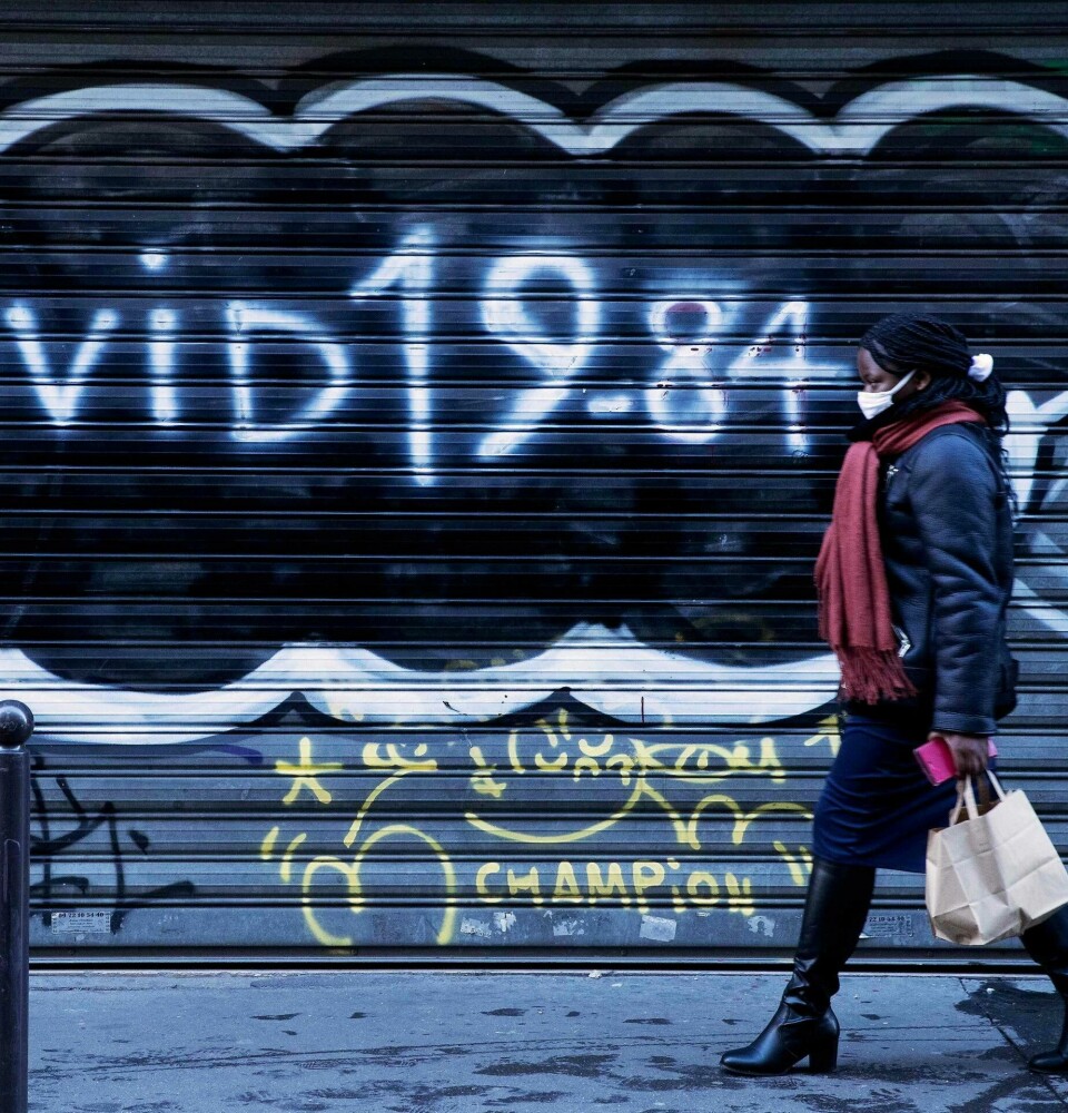 Storebror ser deg, skrev George Orwell i «1984», og viste til at myndighetene overvåker befolkningen. Koronaen har neppe gitt styresmakter verden over mindre makt. Bildet er fra Frankrike i desember, idet regjeringen innførte ny nedstengning der. Foto: Joel Saget/ AFP / NTB Storebror ser deg, skrev George Orwell i «1984», og viste til at myndighetene overvåker befolkningen. Koronaen har neppe gitt styresmakter verden over mindre makt. Bildet er fra Frankrike i desember, idet regjeringen innførte ny nedstengning der. Foto: Joel Saget/ AFP / NTB