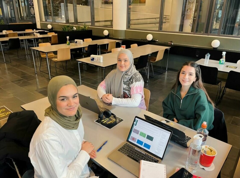 De tre jentene Chaime Bouiri (f.v.), Laila El Gattassi og Mona Chaaboun benytter seg av at Oslomet holder åpent selv om undervisningen foregår digitalt. De tre jentene Chaime Bouiri (f.v.), Laila El Gattassi og Mona Chaaboun benytter seg av at Oslomet holder åpent selv om undervisningen foregår digitalt.