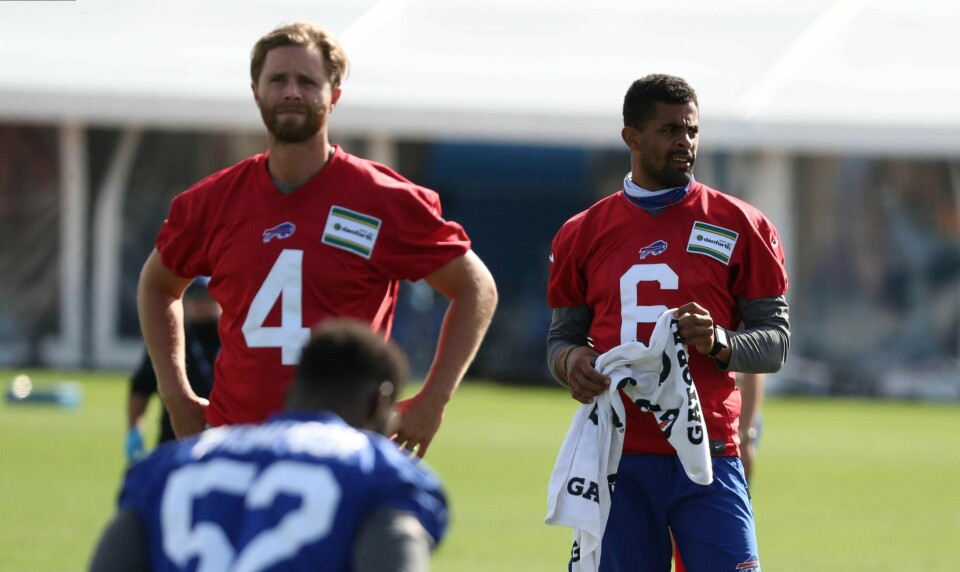Kåre Vedvik (t.h.) får fortsette i Washington. Her er han på trening med Buffalo Bills i august i fjor. Foto: James P. McCoy / Buffalo News / AP / NTB