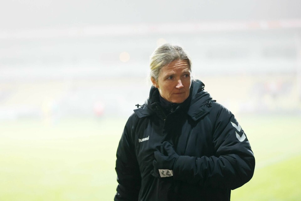 De engelske fotballkvinnene trenger en trenervikar etter at det ble klart at Phil Neville går av. BBC holder Hege Riise (51) som en av favorittene til jobben. Oslo 20201216. LSKs trener Hege Riise under mesteligakampen mellom LSK Kvinner Minsk på Åråsen stadion.Foto: Jil Yngland / NTB