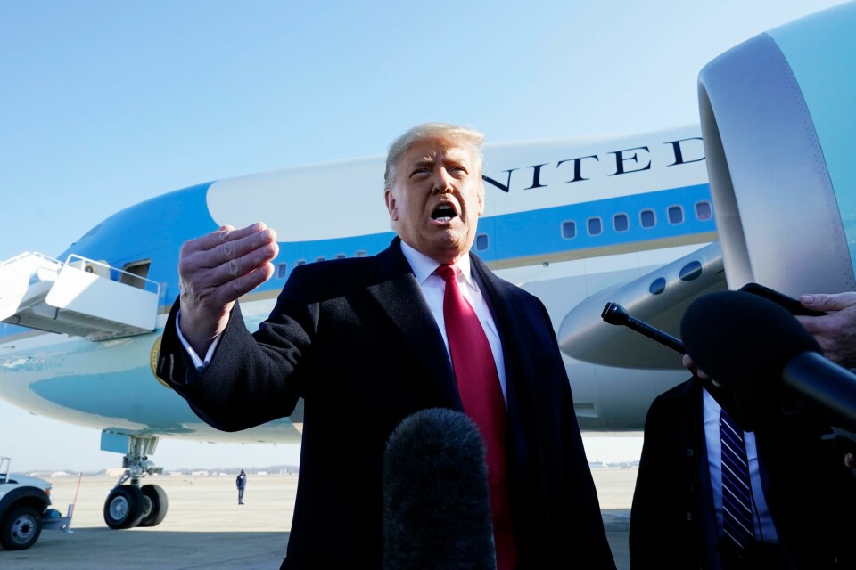 President Donald Trump snakket til pressen før han gikk om bord på Air Force One, som skal ta ham til Texas. President Donald Trump speaks to the media before boarding Air Force One, at Andrews Air Force Base, Md. The President is traveling to Texas. (AP Photo/Alex Brandon)
