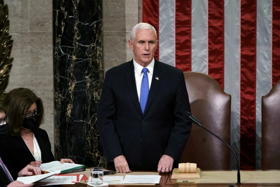USAs Visepresident Mike Pence fra sertifiseringen av valgmannstemmene 7.januar 2021 FILE PHOTO: U.S. Vice President Mike Pence reads the final certification of Electoral College votes cast in November's presidential election during a joint session of Congress after working through the night, at the Capitol in Washington, U.S., January 7, 2021. Protesters loyal to President Donald Trump stormed the Capitol Wednesday, disrupting the process. J. Scott Applewhite/Pool via REUTERS/File Photo