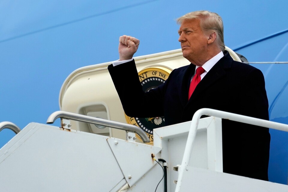 Forslaget om riksrettssak mot presidenten kommer etter at Trump-tilhengere stormet Kongressen da den forrige uke var samlet for å godkjenne valget av Joe Biden som ny president. President Donald Trump gestures as he steps off Air Force One upon arrival at Valley International Airport, Tuesday, Jan. 12, 2021, in Harlingen, Texas. (AP Photo/Alex Brandon)