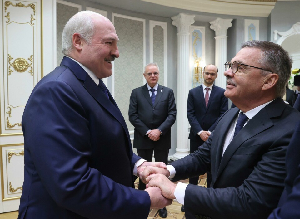 IIHF-president Rene Fasel (t.h.) møtte Hviterusslands president Aleksandr Lukasjenko i forrige uke. Mandag ble han nødt til å ta fra hviterusserne VM. Foto: Nikolai Petrov / BelTA via AP / NTB Belarusian President Alexander Lukashenko, left, greets International Ice Hockey Federation President Rene Fasel during their meeting in Minsk, Belarus, Monday, Jan. 11, 2021. (Nikolai Petrov/BelTA Pool Photo via AP)