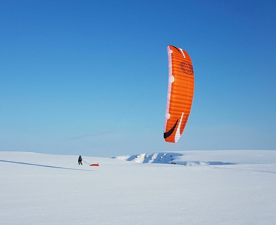 Dra på snøkiting-kurs på Varangerhalvøya ? også kjent som «snøkitingens Hawaii». Foto: KiteFinnmark/NTB Dra på snøkiting-kurs på Varangerhalvøya ? også kjent som «snøkitingens Hawaii». Foto: KiteFinnmark/NTB