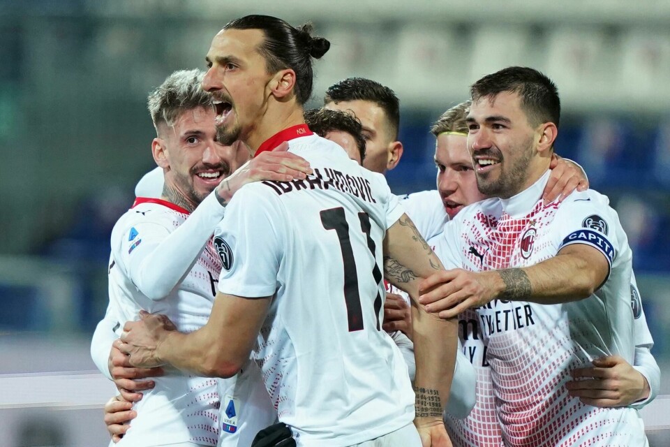 Zlatan Ibrahimovic (39) slo til umiddelbart i sin første Serie A-kamp fra start på sju uker. Han scoret målene da tabelltopp Milan slo Cagliari 2-0 borte. Milan's Zlatan Ibrahimovic, centre, celebrates after scoring the second goal of the game, with Samu Castillejo, left, and Alessio Romagnoli, right, during their Italian Serie A soccer match between Cagliari and Milan at the Sardegna Arena stadium in Cagliari, Italy, Monday, Jan. 18, 2021. (Spada/LaPresse via AP)