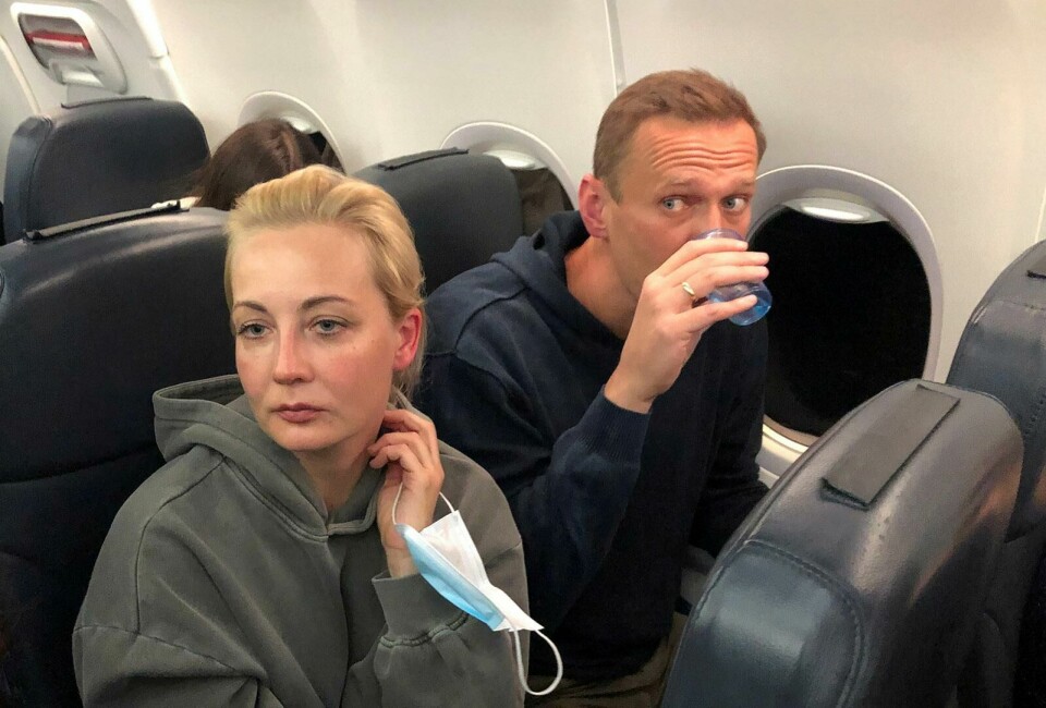 Aleksej Navalnyj og kona Julia fotografert om bord i flyet som tok dem hjem til Moskva søndag. Navalnyj ble umiddelbart arrestert etter ankomsten, og ble i går framstilt for russisk rett. Foto: Maria Vasiljeva/NTB Russian opposition leader Alexei Navalny and his wife Yulia Navalnaya are seen on board a plane during a flight from Berlin to Moscow, January 17, 2021. REUTERS/Maria Vasilyeva TPX IMAGES OF THE DAY