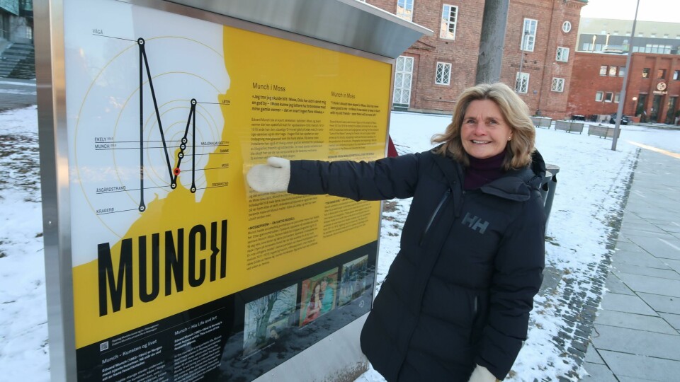 Kulturrådgiver Trine Syvertsen i Moss kommune vil trekke Munchturister til Moss. Hun håper at også mossingene vil bli aktive brukere av den nye Munchstien som er under planlegging, og som forhåpentligvis står ferdig før sommeren 2021. Her viser hun fram det nye Munchskiltet i Moss sentrum. Kulturrådgiver Trine Syvertsen, Moss kommune. Kulturavdelingen.
