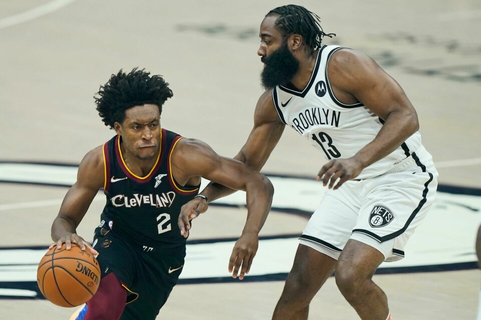 På bare litt over en måned har 16 NBA-kamper blitt utsatt som følge av koronaviruset. Her er det Cleveland Cavaliers' Collin Sexton som dribler seg forbi Brooklyn Nets' James Harden. Cleveland Cavaliers' Collin Sexton (2) drives past Brooklyn Nets' James Harden (13) during the first half of an NBA basketball game, Wednesday, Jan. 20, 2021, in Cleveland. (AP Photo/Tony Dejak)