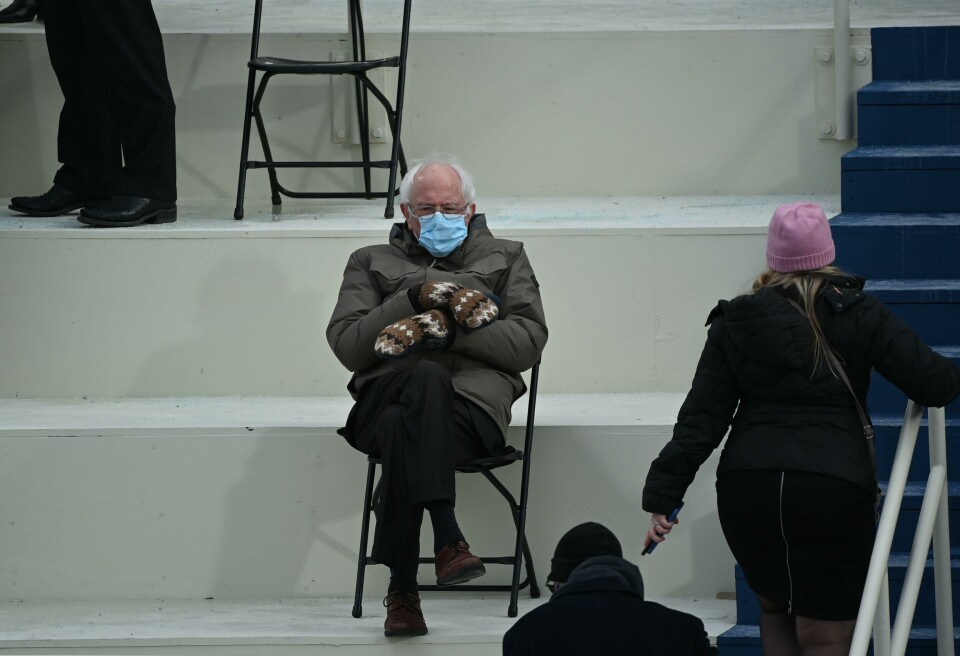 Senator Bernie Sanders under innsettelsen av Joe Biden som ny president i USA. TOPSHOT - Former presidential candidate, Senator Bernie Sanders (D-Vermont) sits in the bleachers on Capitol Hill before Joe Biden is sworn in as the 46th US President on January 20, 2021, at the US Capitol in Washington, DC. (Photo by Brendan SMIALOWSKI / AFP)
